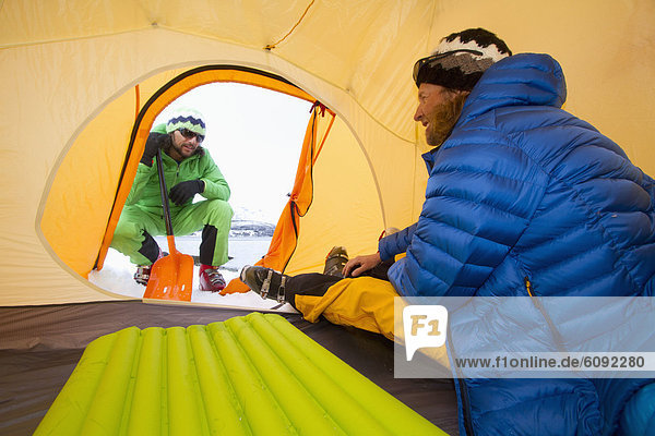 Norwegen  Lyngen  Skifahrer im Zelt  lächelnd