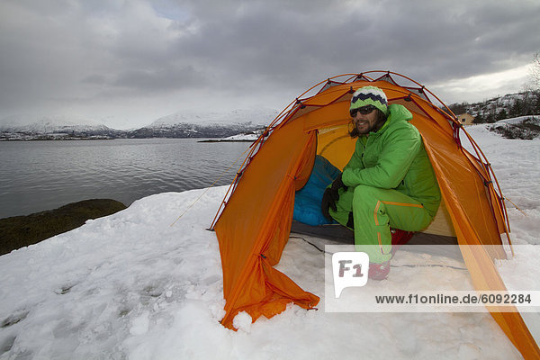 Norwegen  Lyngen  Skifahrer im Zelt am Polarmeer