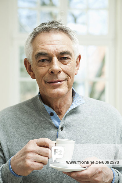 Senior mit Kaffeetasse  Portrait