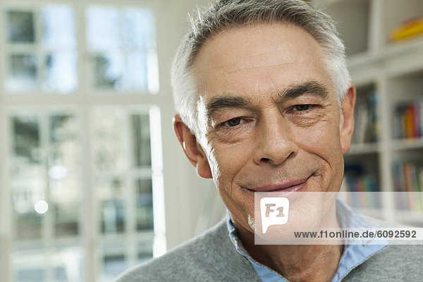 Älterer Mann lächelnd  Porträt