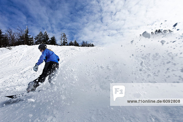 hoch  oben  Snowboardfahrer  treten  Hampshire  neu  Schnee