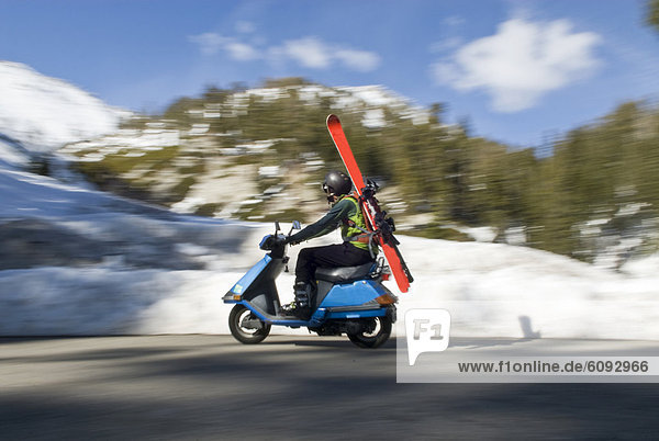 Mann folgen fahren See unbewohnte entlegene Gegend jung Start Kickboard
