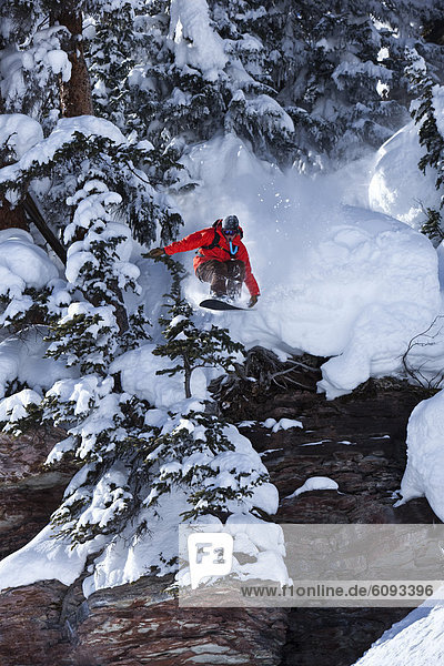Snowboardfahrer  Steilküste  Gesichtspuder  springen  Colorado