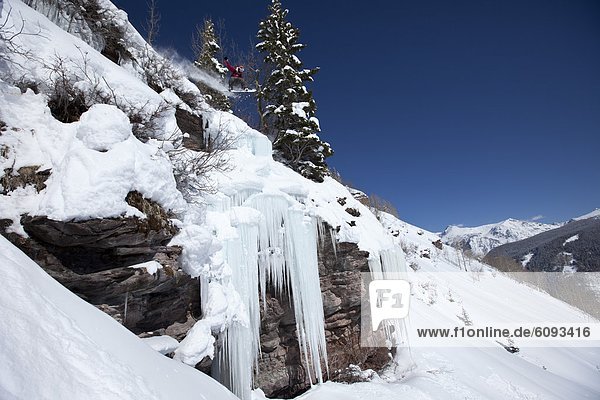 Snowboardfahrer , Steilküste , Eis , Wasserfall , Gesichtspuder , springen , Colorado