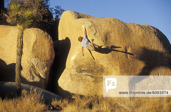 Felsbrocken  Mann  dramatisch  springen  Boulder  klettern