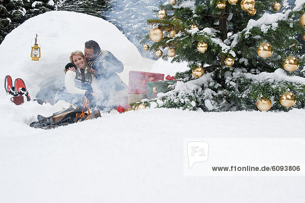 Österreich  Salzburger Land  Paar feiert Weihnachten in der Natur  lächelnd