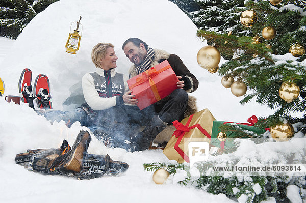 Österreich  Salzburger Land  Paar feiert Weihnachten in der Natur  lächelnd