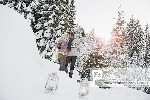 Österreich  Salzburger Land  Paar feiert Weihnachten in verschneiter Landschaft