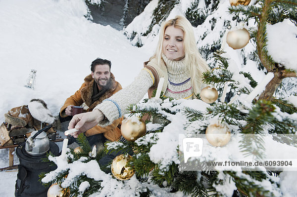 Österreich  Salzburger Land  Paar feiert Weihnachten in verschneiter Landschaft