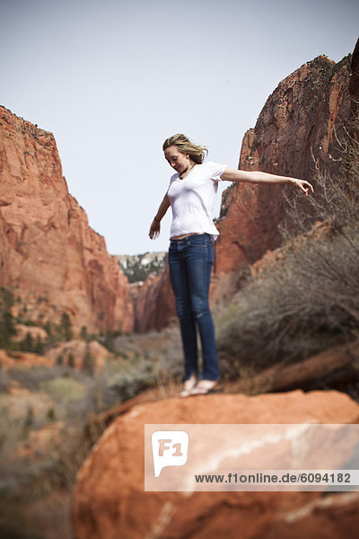 Felsbrocken  Frau  balancieren  Utah