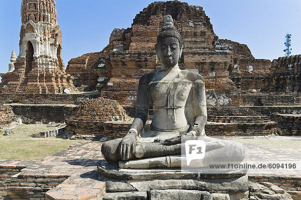 Thailand  Ayutthaya  Buddha-Statue im Tempel