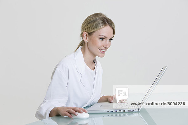 Medizinische Sekretärin mit Laptop