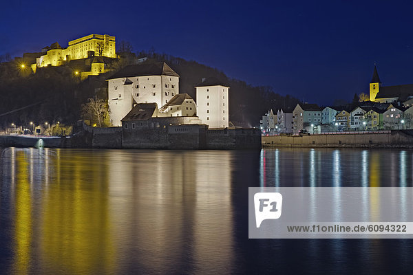 Deutschland  Passau  Blick auf Festung Oberhaus und Donau bei Nacht