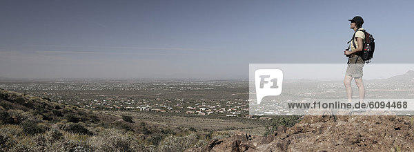Vereinigte Staaten von Amerika  USA  stehend  Frau  Desorientiert  wandern  Arizona  Apache Junction  Arizona
