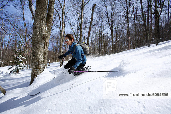 Frau  Fröhlichkeit  Skisport  unbewohnte  entlegene Gegend  West Virginia