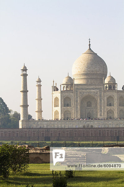 Indien  Agra  Menschen bei Taj Mahal