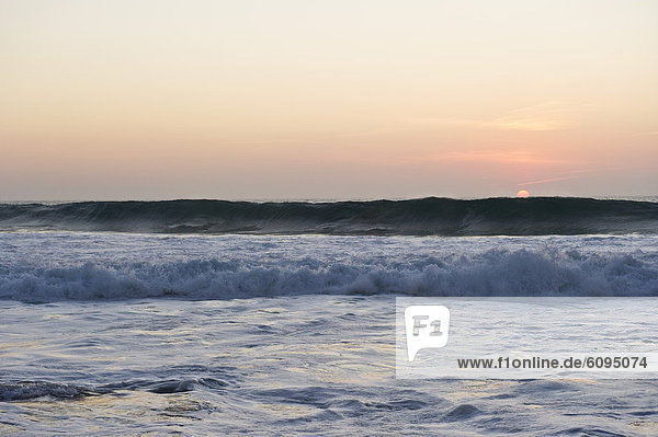 Portugal  Algarve  Sagres  Blick auf den Atlantik mit brechenden Wellen bei Sonnenuntergang