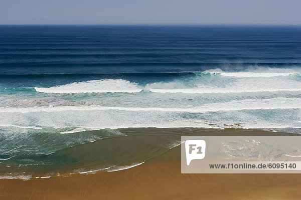Portugal  Algarve  Sagres  Blick auf den Atlantik mit brechenden Wellen