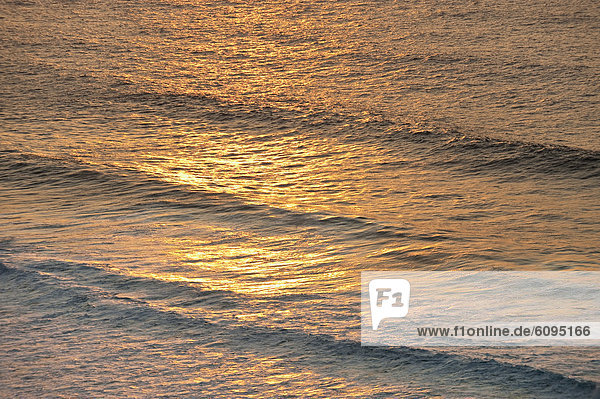 Portugal  Algarve  Sagres  Blick auf den Atlantik mit Wellen bei Dämmerung