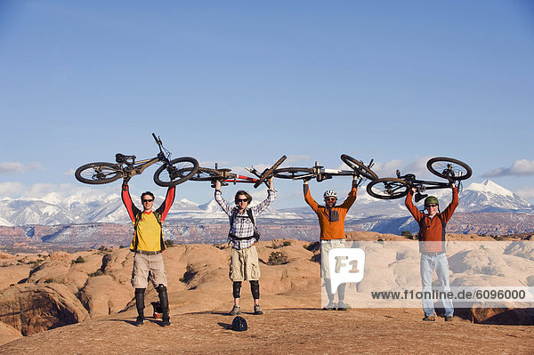 Mann  4  halten  folgen  über  jung  Fahrrad  Rad  Slickrock Trail  Moab