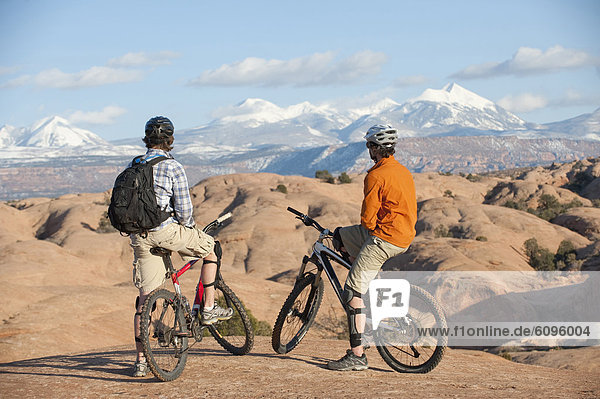 Berg  Mann  Fröhlichkeit  Reise  folgen  Ansicht  2  jung  Slickrock Trail  Moab