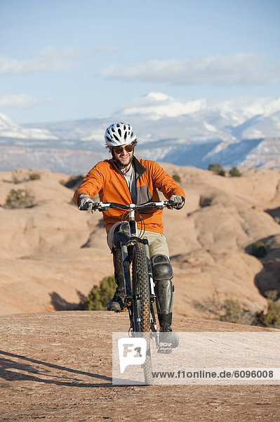Mann  folgen  fahren  jung  nur auf dem Hinterrad fahren  Slickrock Trail  Moab
