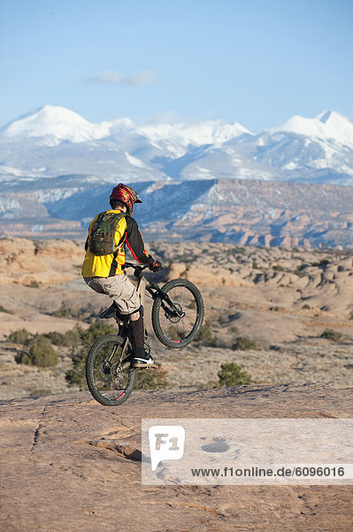 Mann  folgen  fahren  jung  nur auf dem Hinterrad fahren  Slickrock Trail  Moab