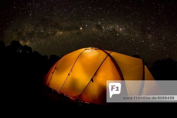 sternförmig  Nacht  Himmel  über  fließen  Zelt  beleuchtet  Milch  Weltraumforschung  Weg