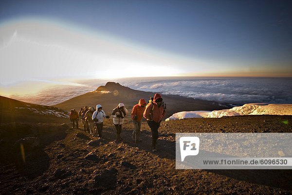 Teamwork Berggipfel Gipfel Spitze Spitzen Nacht Sonnenaufgang nähern wandern 6 Stunde trekking