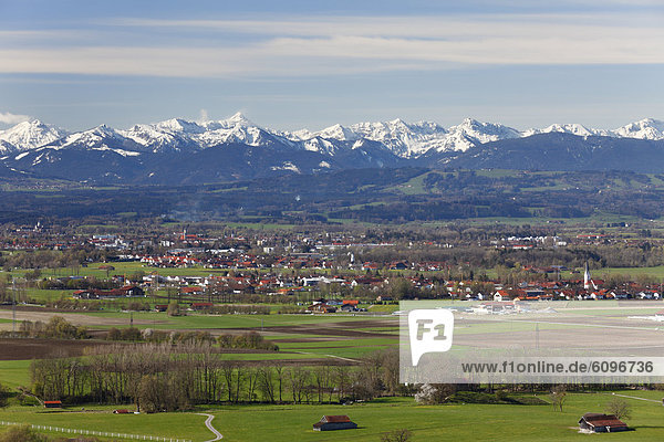 Deutschland  Bayern  Blick auf Stadt und Alpen