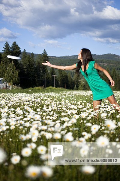 Frau  Schönheit  Blume  lächeln  Feld  ungestüm  jung  Frisbee