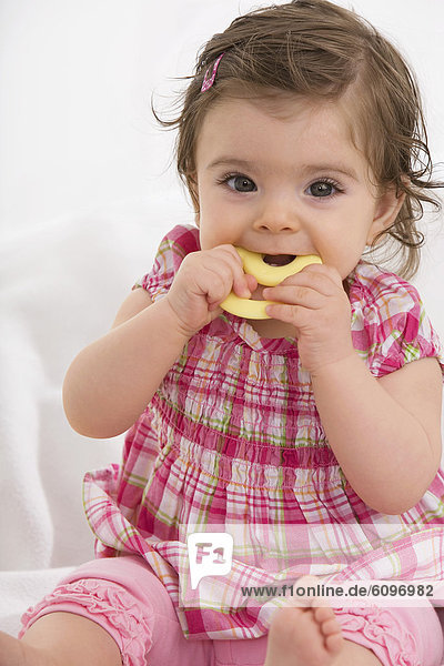 Baby Mädchen mit Schnuller im Mund