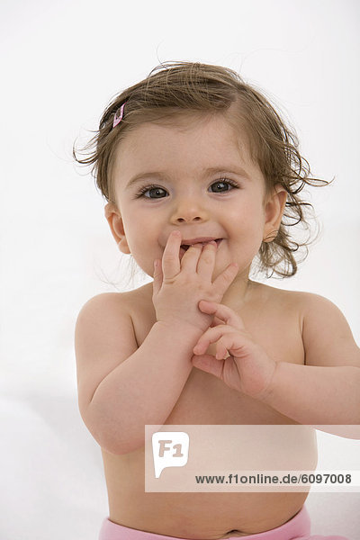 Kleines Mädchen mit Finger im Mund  Portrait