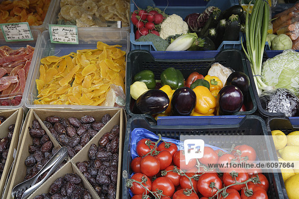 Deutschland  Bayern  München  Vikrualienmarkt  Obst und Gemüse am Marktstand
