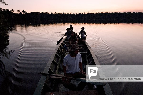 Mensch  Menschen  Menschengruppe  Menschengruppen  Gruppe  Gruppen  Sonnenuntergang  See  Kanu  paddeln  jung  Spaß