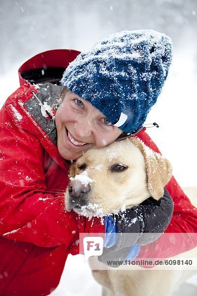 Frau  Winter  Tag  geben  Liebe  umarmen  Schnee  Hund