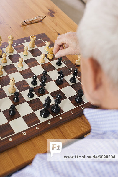Senior Mann beim Schachspiel