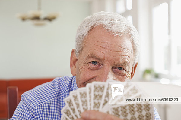 Senior Mann beim Kartenspielen