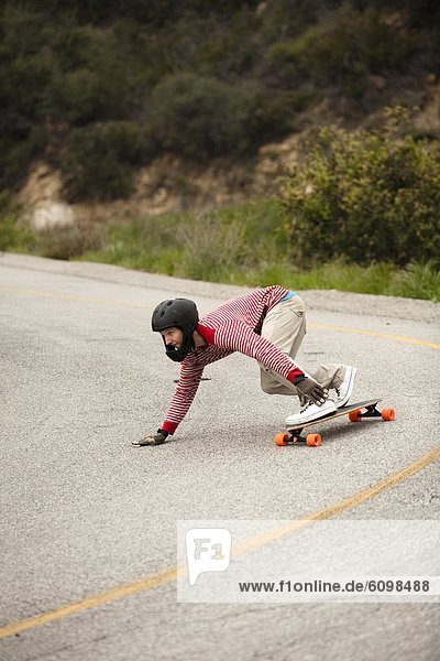 Berg fahren Skateboarder steil
