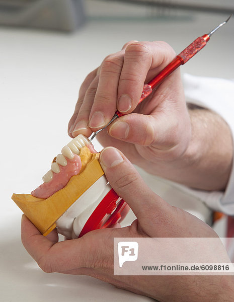 Zahnarzt mit Zahnersatz im Dentallabor
