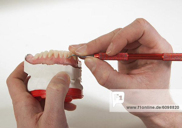 Zahnarzt mit Zahnersatz im Dentallabor