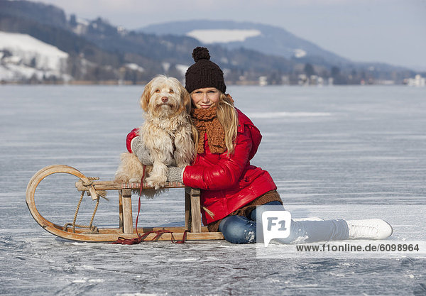 Österreich  Teenagermädchen mit Hund  lächelnd  Portrait