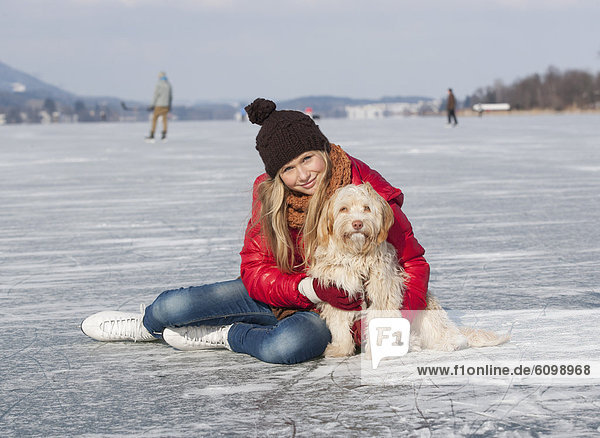 Österreich  Teenagermädchen mit Hund  lächelnd  Portrait