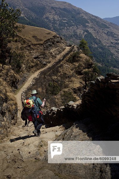 Stufe  Stein  Hügel  absteigen  Bergwanderer  Nepal  steil