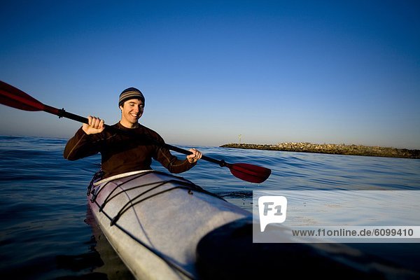 Fischereihafen Fischerhafen Außenaufnahme Mann lächeln Tagesausflug paddeln Kajak jung