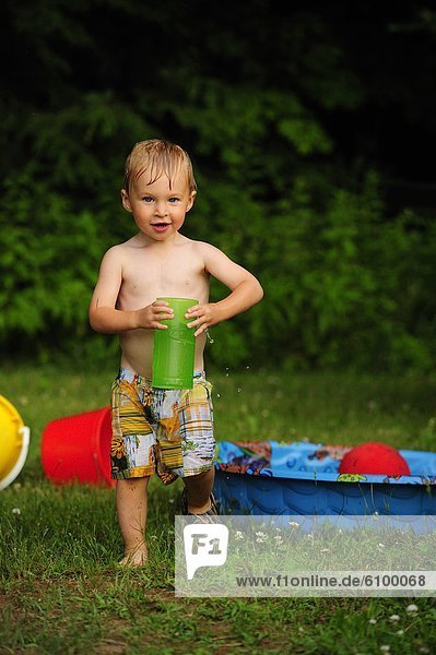 Wasser  Junge - Person  klein  spielen