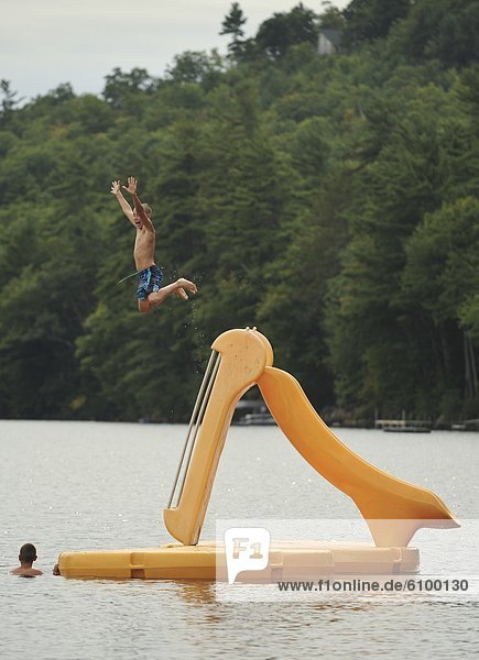 Wasser  Lifestyle  Junge - Person  fließen  See  Spiel  camping  2  Kristall  Maine  Rutsche  rutschen