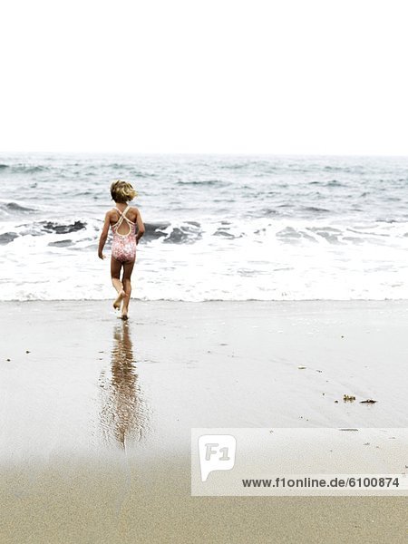 rennen  Ozean  jung  Mädchen