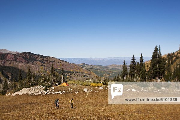 Mann camping wandern 2 jung Campingzelt Rückkehr