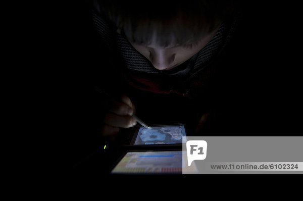 Junge - Person  Dunkelheit  Spiel  Camcorder  spielen